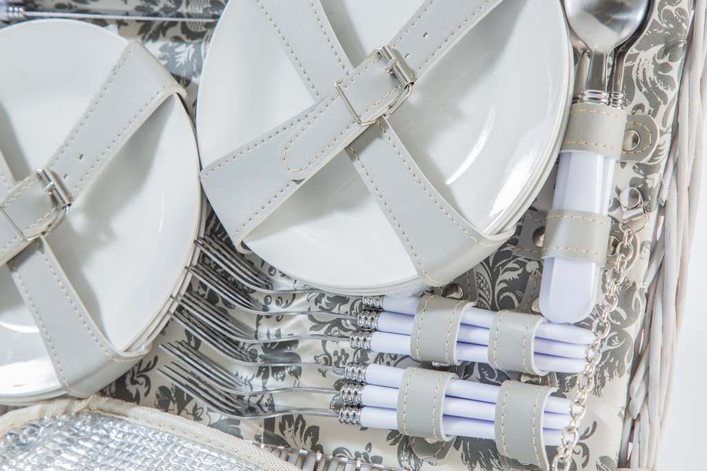 Family Picnic Basket for 6. 6 Plastic Plates, knifes and forks